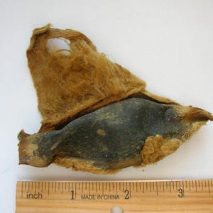 Może przedstawiać: Rustykalny drewniany szyld z napisem "Welcome to our home" w stylu ręcznym. Szyld ma postarzaną powierzchnię i prosty, zachęcający design, idealny na ganek lub do wejścia.