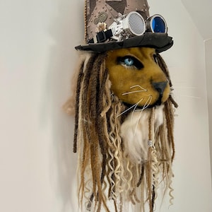 Muñeco de arte de león de Bob Dylan: sombrero de copa steampunk, rastas y barba