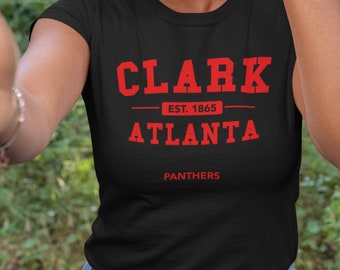 Może przedstawiać: Czarny T-shirt z czerwonym napisem "CLARK EST. 1865 ATLANTA PANTHERS".