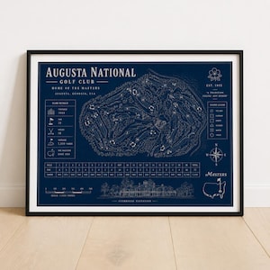 Può includere: Una stampa incorniciata della mappa del campo da golf dell'Augusta National Golf Club. La mappa blu navy presenta un layout dettagliato con linee bianche, dettagli del campo e il testo "Augusta National Golf Club". La stampa include il logo Masters e la legenda del campo.