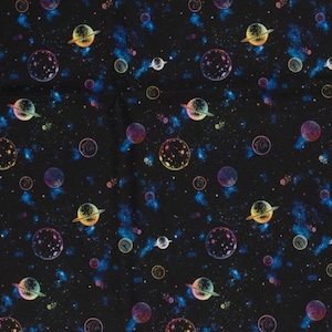 Könnte beinhalten: Ein schwarzer Stoff mit einem sich wiederholenden Muster aus Planeten und Sternen in Regenbogenfarben. Die Planeten haben Ringe und sind von einer Galaxie aus Sternen umgeben.