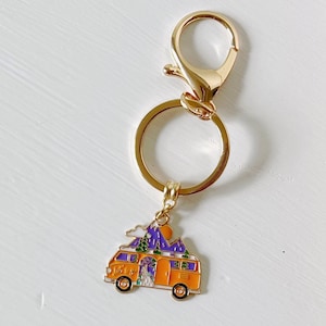 Porte-Clés Original, Bijoux de Sac, Vanlife, Camping-Car, Caravane, Combi, Van, Fourgon, avec Charms, Porte Clef pour Homme ou Femme, Personnalisable, avec ou sans Prénom (Style 1