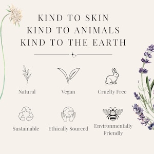 K&ouml;nnte beinhalten: Eine beige Infografik mit dem Text KIND TO SKIN, KIND TO ANIMALS, KIND TO THE EARTH. Sie enth&auml;lt sechs schwarze Strichzeichnungen, die Natural, Vegan, Cruelty Free, Sustainable, Ethically Sourced und Environmentally Friendly darstellen.