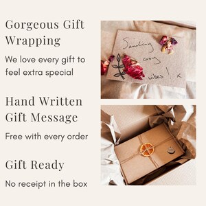 K&ouml;nnte beinhalten: Eine Geschenkbox aus Karton mit braunem Papierf&uuml;llmaterial, gebunden mit Bindfaden und einer getrockneten Orangenscheibe. Eine Karte mit dem handgeschriebenen Text Sending cozy vibes! und getrockneten Bl&uuml;tenbl&auml;ttern liegt bei. Der Text links lautet Gorgeous Gift Wrapping, Hand Written Gift Message, und Gift Ready.