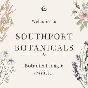 K&ouml;nnte beinhalten: Eine quadratische Grafik mit dem Text Welcome to SOUTHPORT BOTANICALS Botanical magic awaits... und einem Mondsichel-Symbol. Das Design ist umrahmt von Illustrationen aus getrockneten Gr&auml;sern, rosa Hagebutten, Kamille und Lavendel.
