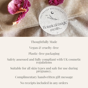 K&ouml;nnte beinhalten: Ein runder, gesprenkelter Aufkleber mit dem Text Southport Botanicals und Botanical magic awaits, verziert mit einer Mondsichel und Blumenillustration. Er liegt auf braunem Papier mit getrockneten rosa Rosenbl&auml;ttern. Text listet Produktdetails.