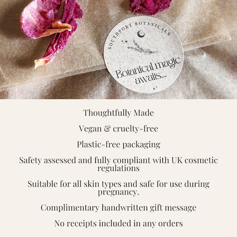 K&ouml;nnte beinhalten: Ein runder, gesprenkelter Aufkleber mit dem Text Southport Botanicals und Botanical magic awaits, verziert mit einer Mondsichel und Blumenillustration. Er liegt auf braunem Papier mit getrockneten rosa Rosenbl&auml;ttern. Text listet Produktdetails.