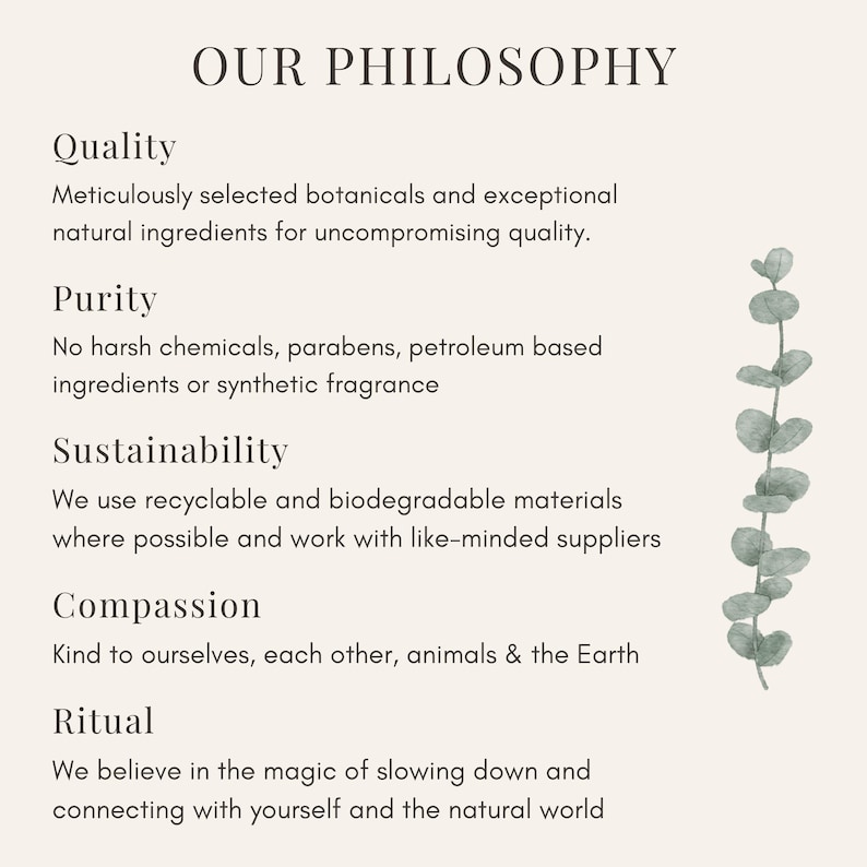 K&ouml;nnte beinhalten: Eine beige Infografik mit dem Titel OUR PHILOSOPHY, die f&uuml;nf Abschnitte enth&auml;lt: Quality, Purity, Sustainability, Compassion und Ritual. Jeder Abschnitt enth&auml;lt beschreibenden Text &uuml;ber nat&uuml;rliche Inhaltsstoffe und Ethik, begleitet von einem gr&uuml;nen Eukalyptuszweig.