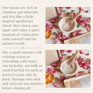 K&ouml;nnte beinhalten: Zwei kleine Schalen mit hellem Gesichtsmaskenpulver, jeweils mit einem Holzspatel, umgeben von getrockneten rosa Rosenbl&auml;ttern und Orangenscheiben. Der Text auf der linken Seite enth&auml;lt Anweisungen zum Mischen und Auftragen der Masken.