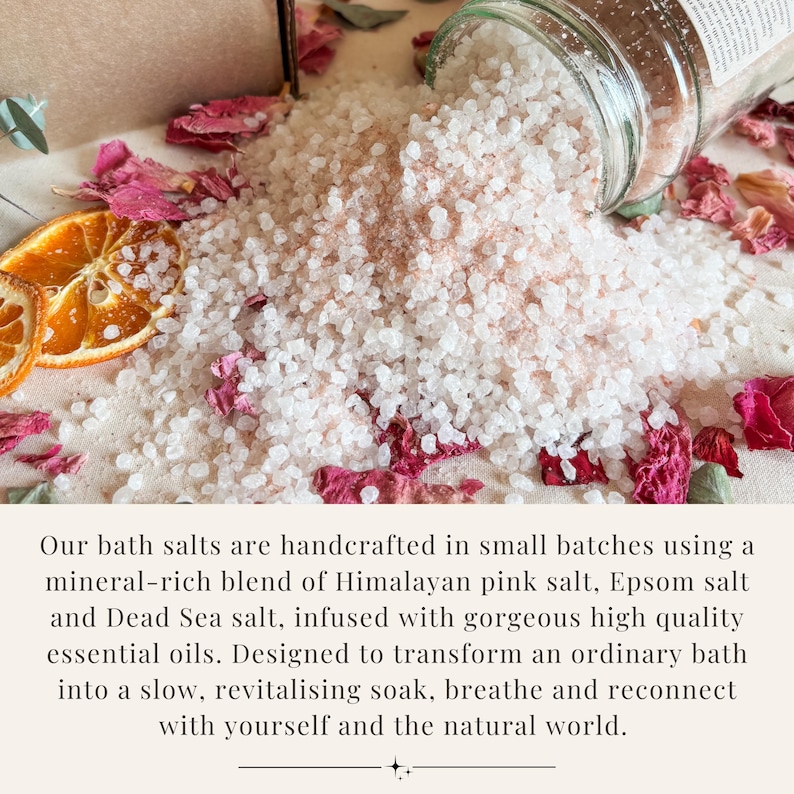 K&ouml;nnte beinhalten: Ein Glasgef&auml;&szlig;, aus dem grobes rosa und wei&szlig;es Badesalz auf eine mit getrockneten rosa Rosenbl&auml;ttern und einer dehydrierten Orangenscheibe bestreute Fl&auml;che rieselt. Die Salzmischung besteht aus Himalaya-Salz, Epsom-Salz und Totem-Meer-Salz.