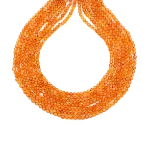 Puede incluir: Una hebra de cuentas de cornalina naranja, de aproximadamente 6 mm de diámetro, dispuestas en círculo.