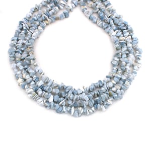 Puede incluir: Un collar de múltiples hilos hecho de chips de ópalo natural de color azul claro e irregulares.