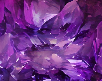 Puede incluir: Primer plano de un cristal de amatista púrpura con una superficie texturizada y facetada. El cristal está iluminado con una luz suave y cálida, destacando sus intrincados detalles.
