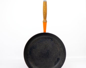 Vintage Le Creuset Cast Iron 26cm Frying Pan With Wooden Handle In Traditional Volcanic Colour. In Good Condition. See Photos.