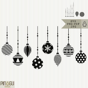 Puede incluir: Diseños de adornos navideños en blanco y negro colgando de cuerdas. Los adornos presentan varios patrones, incluyendo rayas, estrellas, copos de nieve y lunares. La imagen incluye el texto "SVG PNG PDF JPG".