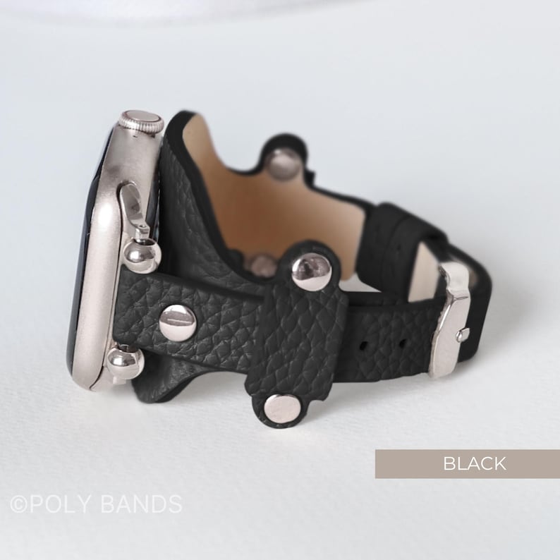 Puede incluir: Pulsera de reloj de cuero negro con detalles plateados y tachuelas. La pulsera est&aacute; dise&ntilde;ada para un reloj inteligente y tiene un acabado texturizado.