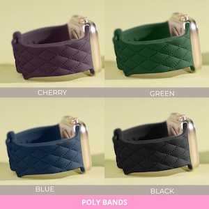 Puede incluir: Cuatro correas de reloj de diferentes colores con un dise&ntilde;o acolchado. Las correas son de cereza, verde, azul y negro.