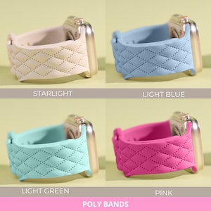 Puede incluir: Cuatro correas de reloj acolchadas de diferentes colores para un Apple Watch. Las correas son de color starlight, azul claro, verde claro y rosa. El texto "POLY BANDS" est&aacute; impreso debajo de las correas.