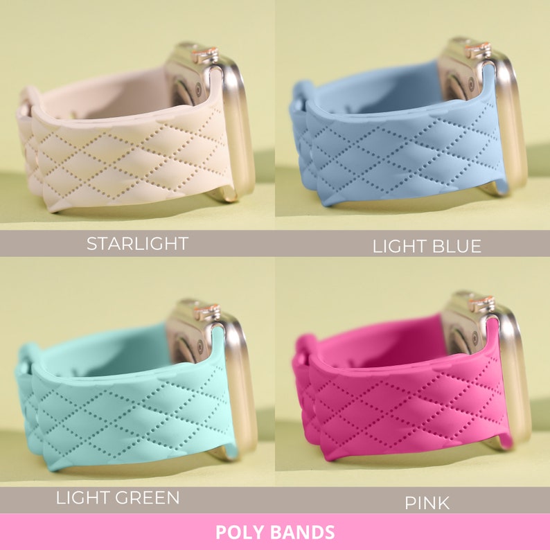 Puede incluir: Cuatro correas de reloj acolchadas de diferentes colores para un Apple Watch. Las correas son de color starlight, azul claro, verde claro y rosa. El texto "POLY BANDS" est&aacute; impreso debajo de las correas.