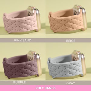 Puede incluir: Cuatro correas para Apple Watch en diferentes colores: rosa arena, beige, morado y gris. Las correas tienen un dise&ntilde;o acolchado y est&aacute;n hechas de silicona. El texto "POLY BANDS" est&aacute; impreso debajo de las correas.