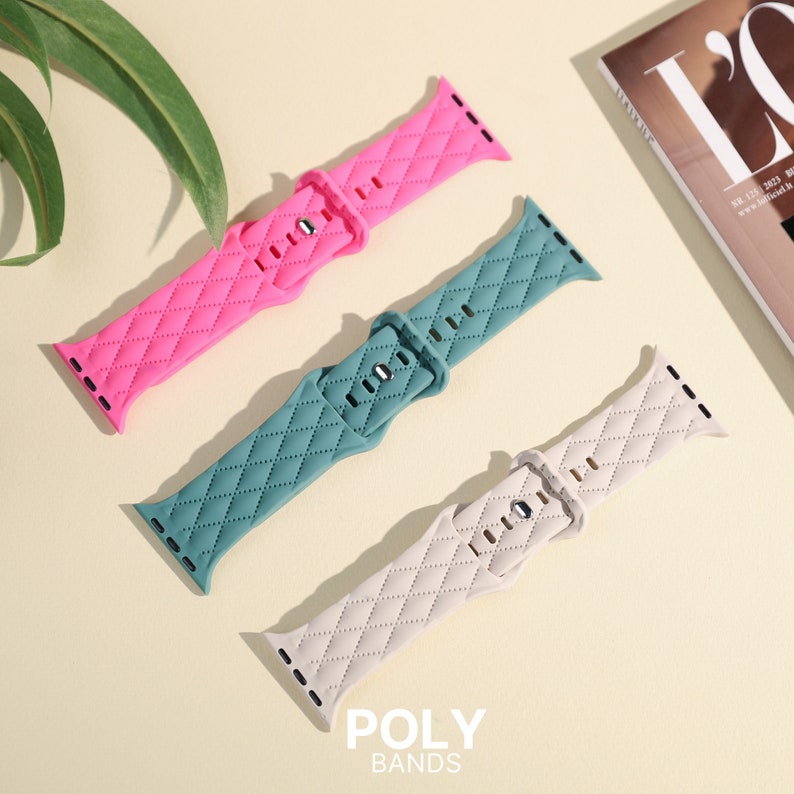 Puede incluir: Tres correas de reloj de silicona acolchadas en rosa, verde azulado y beige. Las correas est&aacute;n dise&ntilde;adas para Apple Watches y presentan un patr&oacute;n acolchado. El texto "POLY BANDS" est&aacute; impreso debajo de las correas.