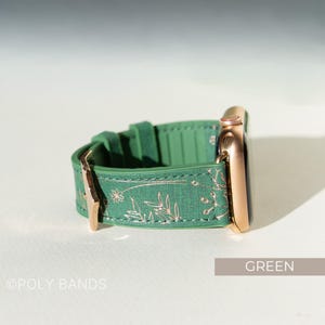Op de afbeelding: Een groene Apple Watch band met een gouden gesp en een bloemenpatroon. De band is gemaakt van siliconen en heeft een textuur. De band is gemarkeerd met "GROEN".