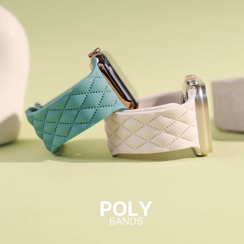 Puede incluir: Dos correas para Apple Watch con dise&ntilde;o acolchado. Una correa es verde turquesa y la otra es blanca.