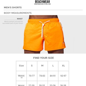 K&ouml;nnte beinhalten: Leuchtend orangefarbene Herren-Badeshorts mit wei&szlig;em Kordelzug und wei&szlig;en Seitenstreifen. Die Shorts haben ein kleines Logo am unteren rechten Bein. Die Abbildung enth&auml;lt eine Gr&ouml;&szlig;entabelle mit Taillenma&szlig;en in cm und Zoll. Text: "Beachwear".