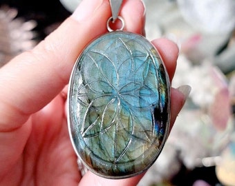Gesneden hanger van blauwe labradoriet en 925 zilver.