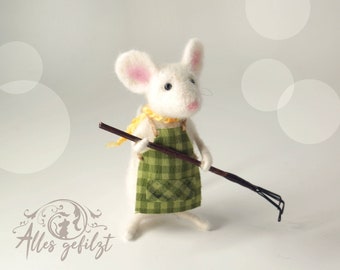 Mouse with rake, felted