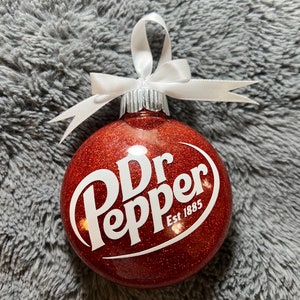 Adorno con purpurina inspirado en Dr. Pepper