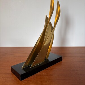 Sculpture abstraite de voilier en laiton vintage - Art de bureau moderne du milieu du siècle - Laiton poli sur base de laque noire - Décoration d'intérieur nautique