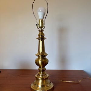 Puede incluir: Un juego de tres tazas de cerámica con un acabado mate moteado. Las tazas son en tonos crema, gris claro y gris oscuro. Cada taza tiene un diseño simple y minimalista y un asa redondeada. Para café, té u otras bebidas.