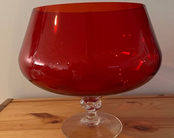 Verre à cognac décoratif surdimensionné - Verre soufflé rouge rubis scandinave - Socle transparent torsadé - Décoration de bar Mid-Century