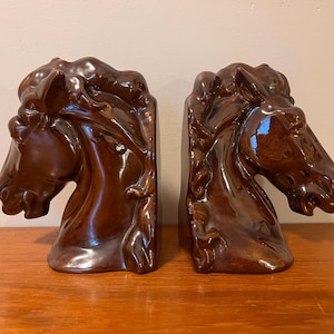 Suportes para livros vintage em formato de cabeça de cavalo - Conjunto de 2 - Esmalte marrom brilhante - Suportes para livros em cerâmica estilo garanhão - Acessórios de escritório dos anos 1970 - Decoração equestre