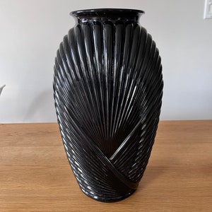 Vintage Anchor Hocking - Black Art Deco Revival Vase - Curved Lines - Ribbed Shell Vase - Glossy Glass