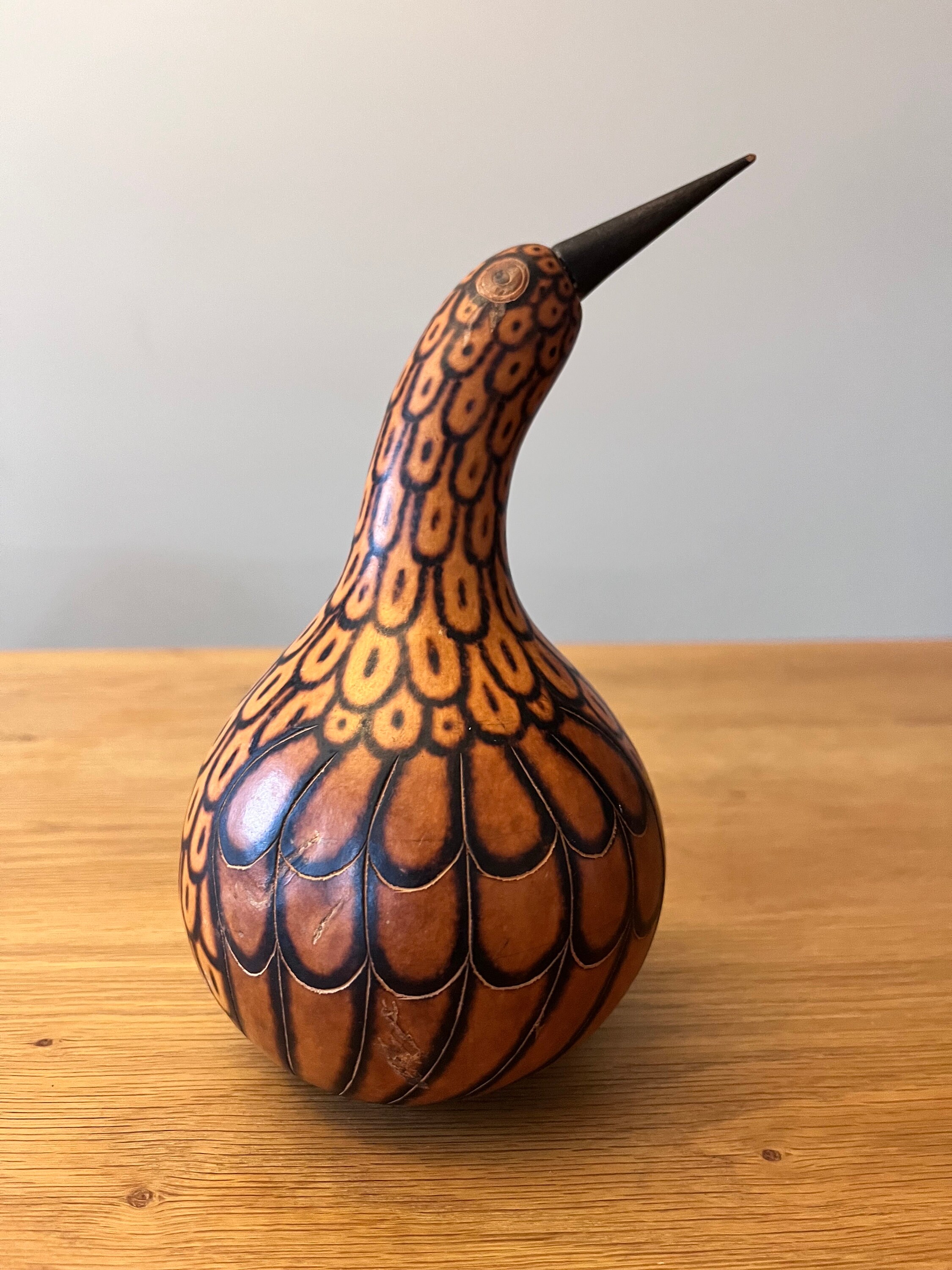 Mate de calabaza, tallado con diseño pájaro con flores