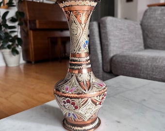 Vase en cuivre gravé à l'eau-forte avec motif botanique peint à la main