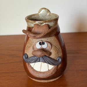 Caneca de cerâmica com rosto engraçado - Homem de bigode com chapéu de cowboy - Caneca antropomórfica - Feita à mão