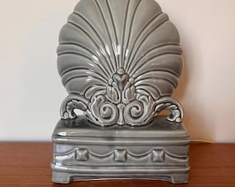Lámpara de TV Art Déco Shell: iluminación ambiental de cerámica gris, década de 1940