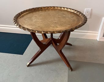 Vintage Marokkanischer Serviertisch aus geätztem Messing: Mahagoni-Spinnenbeine, botanisches Motiv, zusammenklappbar