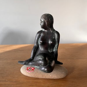 Bronzen beeldje kleine zeemeermin - zeemeerminbeeldje - presse-papier - vintage souvenir souvenir Kopenhagen - Kobenhavn - Deens