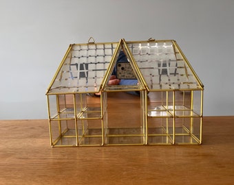 Haus Form Vitrine - Messing und Glas Vitrine - Gespiegelte Rückseite - Geätzte Glasfront - Wandbehang oder Tischplatte