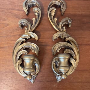 Hollywood Regency Kerzenhalter in Gold - 2er Set - Rokoko Stil - Kunstvolle Wandkerzenhalter - 1960er Jahre Wanddekoration