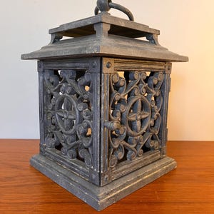 Vintage lantaarn in missiestijl - grote metalen tuinlantaarn - glazen kaarshouder - buitendecor - veranda en terras - rustiek decor
