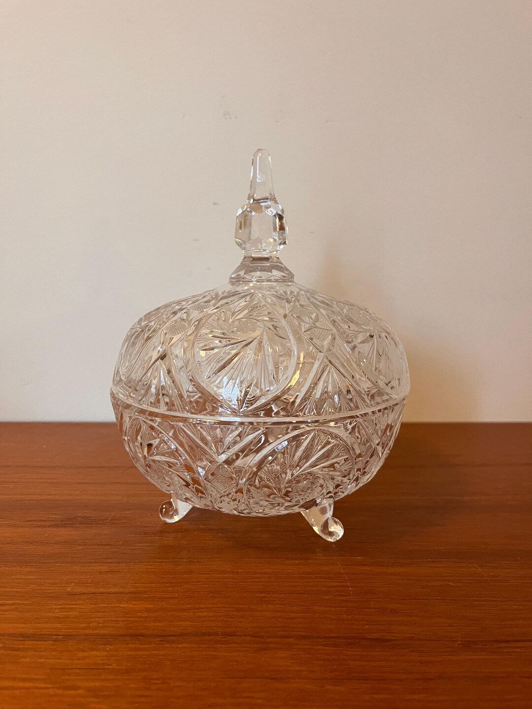Crystal Lidded Bonbonni re Star Of David Pinwheel Design Tripod Feet crystal-lidded-bonbonni-re-star-of-david-pinwheel-design-tripod-feet