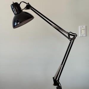 Vintage svart klämlampa - Arkitektlampa - Arbetslampa - Konformad - Svängarm - Ritbordslampa - 1980-talet