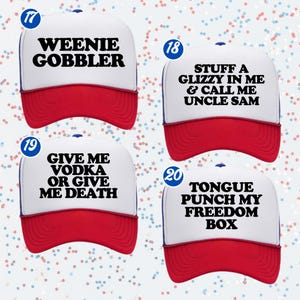 K&ouml;nnte beinhalten: Vier wei&szlig;-rote Trucker-Caps mit blauen Akzenten, jeweils mit schwarzem Text. Die Caps zeigen die Aufschriften: WEENIE GOBBLER, STUFF A GLIZZY IN ME & CALL ME UNCLE SAM, GIVE ME VODKA OR GIVE ME DEATH und TONGUE PUNCH MY FREEDOM BOX.