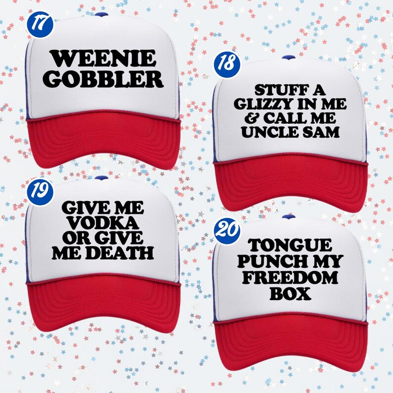 K&ouml;nnte beinhalten: Vier wei&szlig;-rote Trucker-Caps mit blauen Akzenten, jeweils mit schwarzem Text. Die Caps zeigen die Aufschriften: WEENIE GOBBLER, STUFF A GLIZZY IN ME & CALL ME UNCLE SAM, GIVE ME VODKA OR GIVE ME DEATH und TONGUE PUNCH MY FREEDOM BOX.