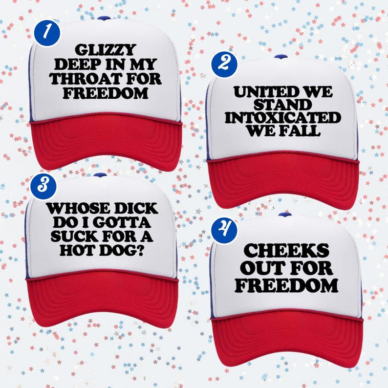 K&ouml;nnte beinhalten: Vier wei&szlig;e Schaumstoff-Trucker-Caps mit rotem Schirm und blauem Netzr&uuml;cken. Jede Kappe tr&auml;gt schwarzen Text: GLIZZY DEEP IN MY THROAT FOR FREEDOM, UNITED WE STAND INTOXICATED WE FALL, WHOSE DICK DO I GOTTA SUCK FOR A HOT DOG?, und CHEEKS OUT FOR FREEDOM.